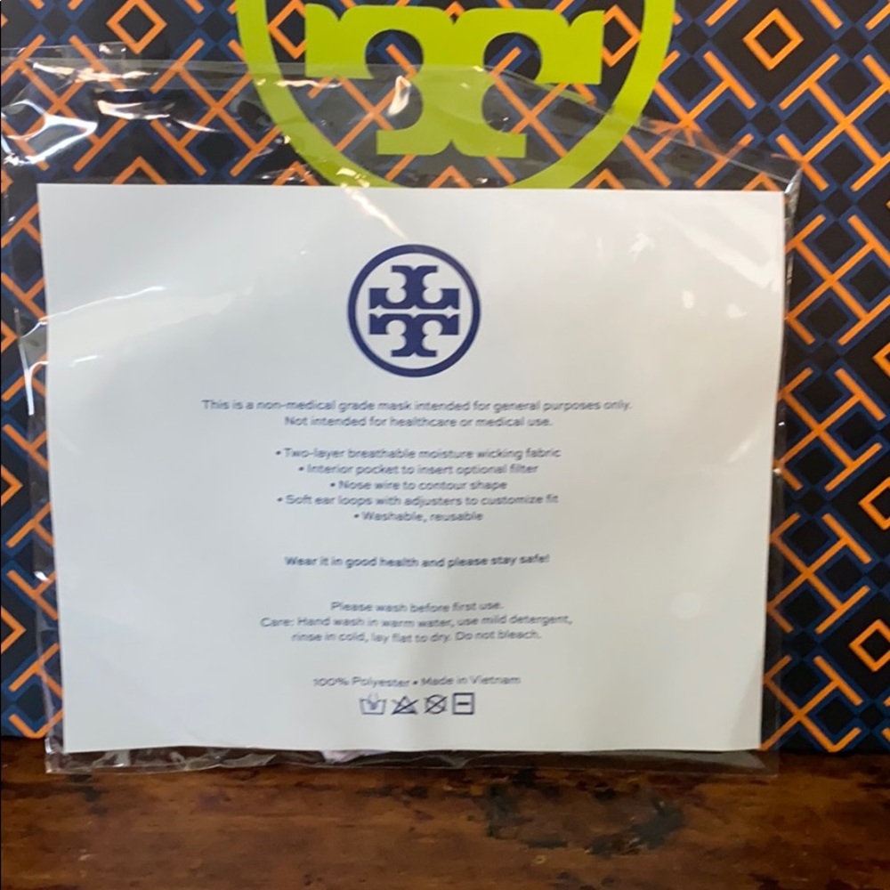 NWT Auth Tory Burch Face Mask - Picture 4 of 6